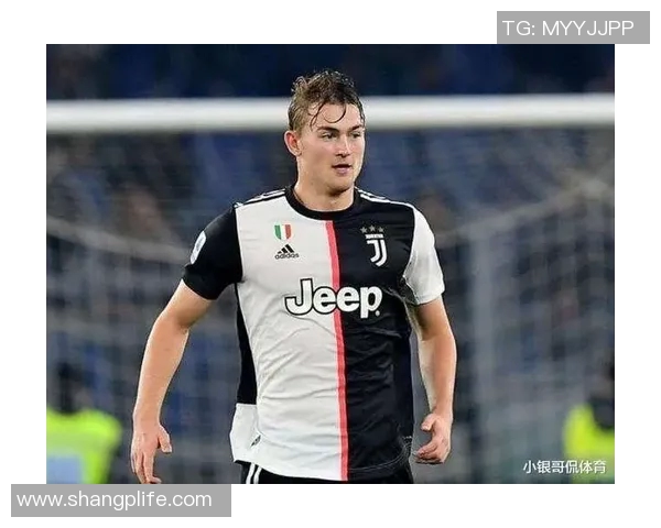 足球巨星携萌娃亮相温馨时刻引发粉丝热议展现家庭幸福生活